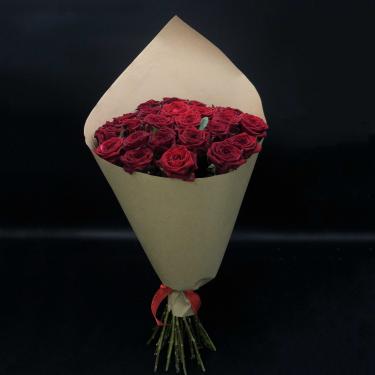 25 красных роз в упаковке