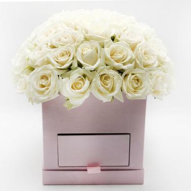 Букет с белыми розами в квадратной розовой коробке