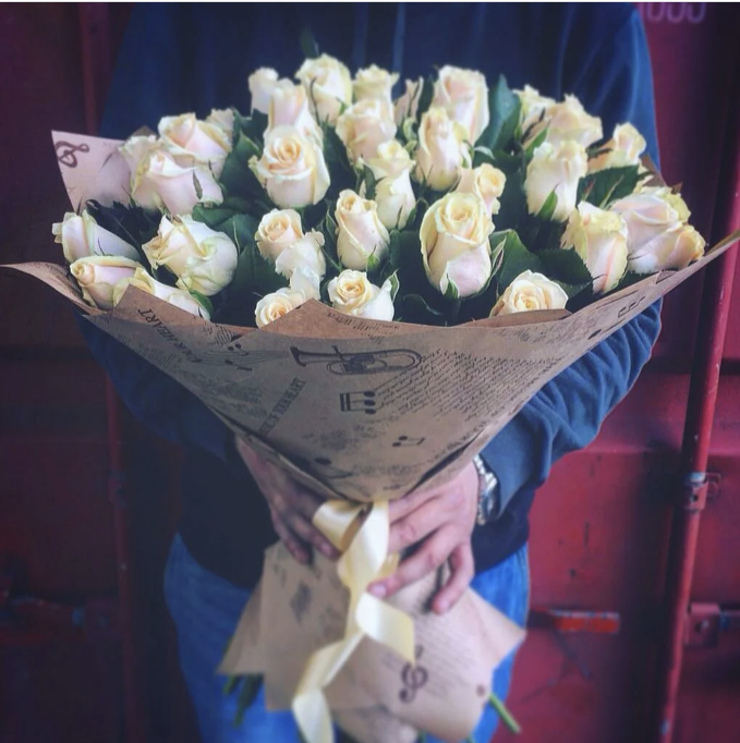 Сколько роз подарить девушке на 8 марта - FlowersBay