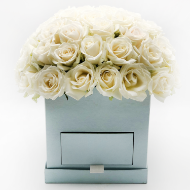 Букет с белыми розами в квадратной голубой коробке