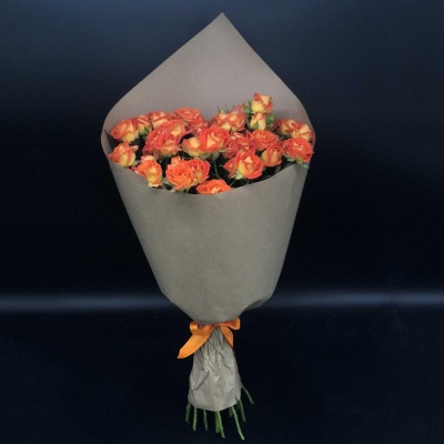 15 кустовых оранжевых роз в упаковке