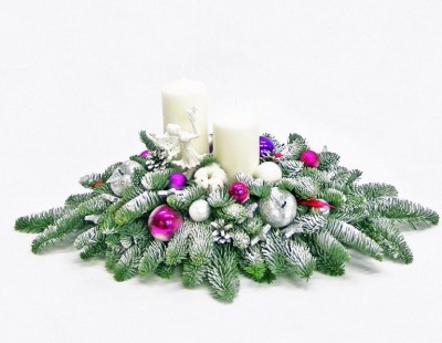 Новогодняя композиция на стол из живой ели  "Снеговик и свечи"