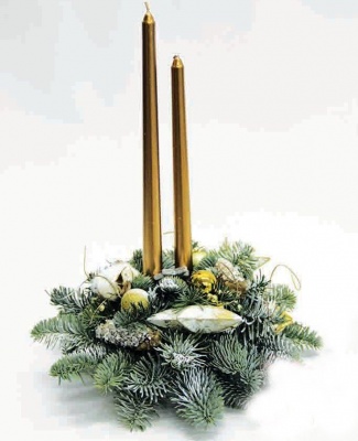 Новогодняя композиция на стол из живой ели "Золотые свечи"