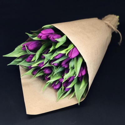 25 фиолетовых тюльпанов в крафте