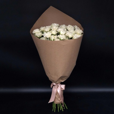15 кустовых белых роз в упаковке